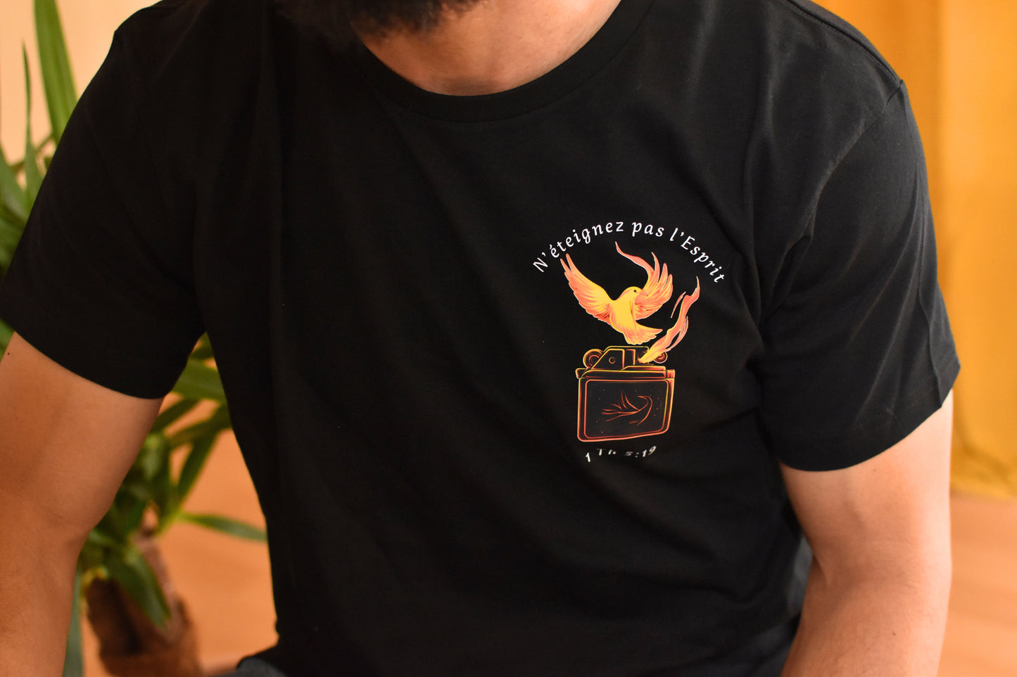 T-shirt chrétien en coton bio – Flamme du Saint-Esprit & 1 Thessaloniciens 5:19 Semeur de foi