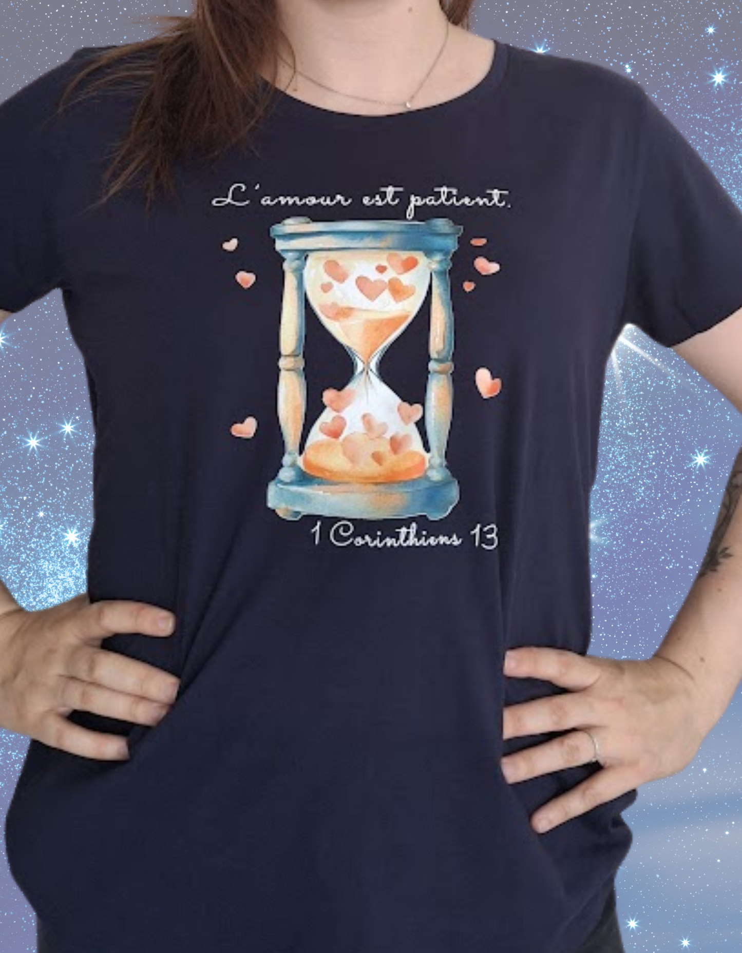 T-shirt chrétien en coton bio – Sablier & Message d’Amour Éternel