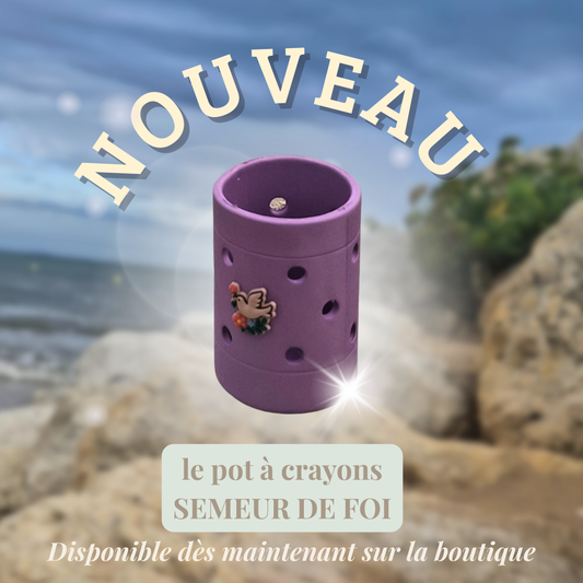 Accessoire bureau chrétien – Pot à crayons avec pins collector