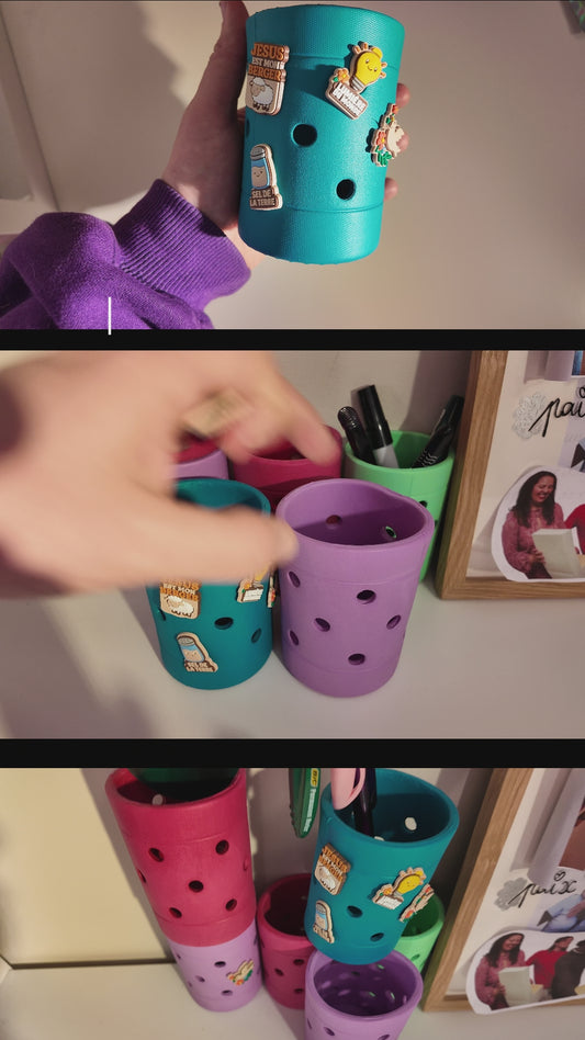 Accessoire bureau chrétien – Pot à crayons avec pins collector